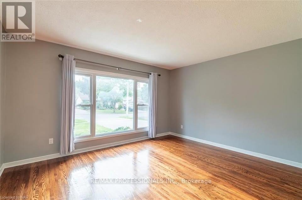 Upper - 35 Carriage Road, St. Catharines, Ontario  L2P 1S6 - Photo 5 - X12466601
