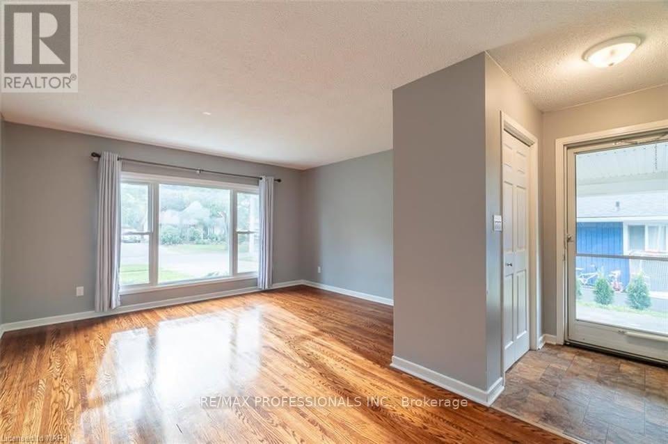 Upper - 35 Carriage Road, St. Catharines, Ontario  L2P 1S6 - Photo 6 - X12466601