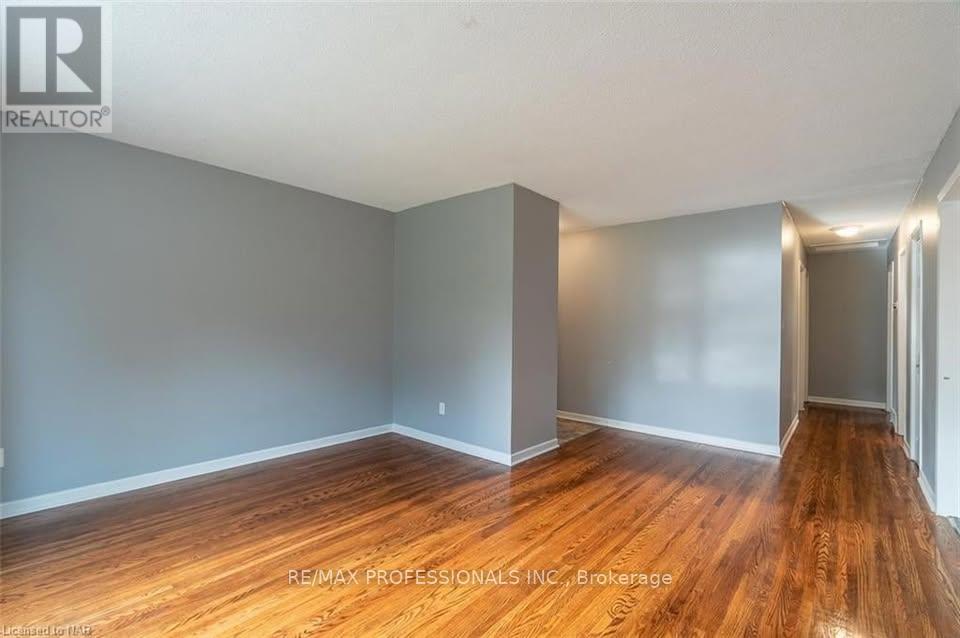 Upper - 35 Carriage Road, St. Catharines, Ontario  L2P 1S6 - Photo 7 - X12466601