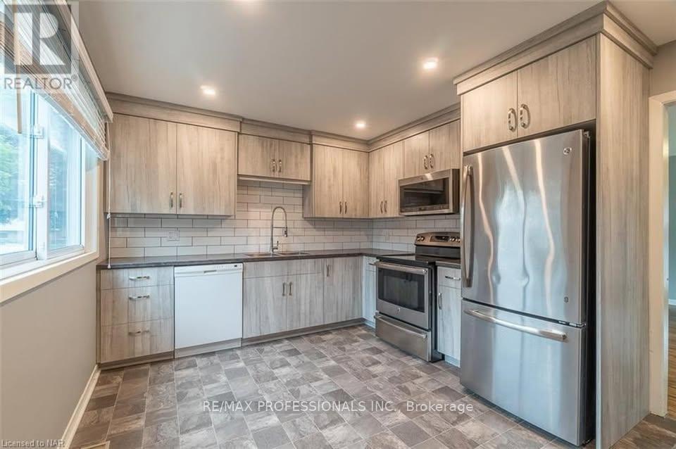 Upper - 35 Carriage Road, St. Catharines, Ontario  L2P 1S6 - Photo 8 - X12466601