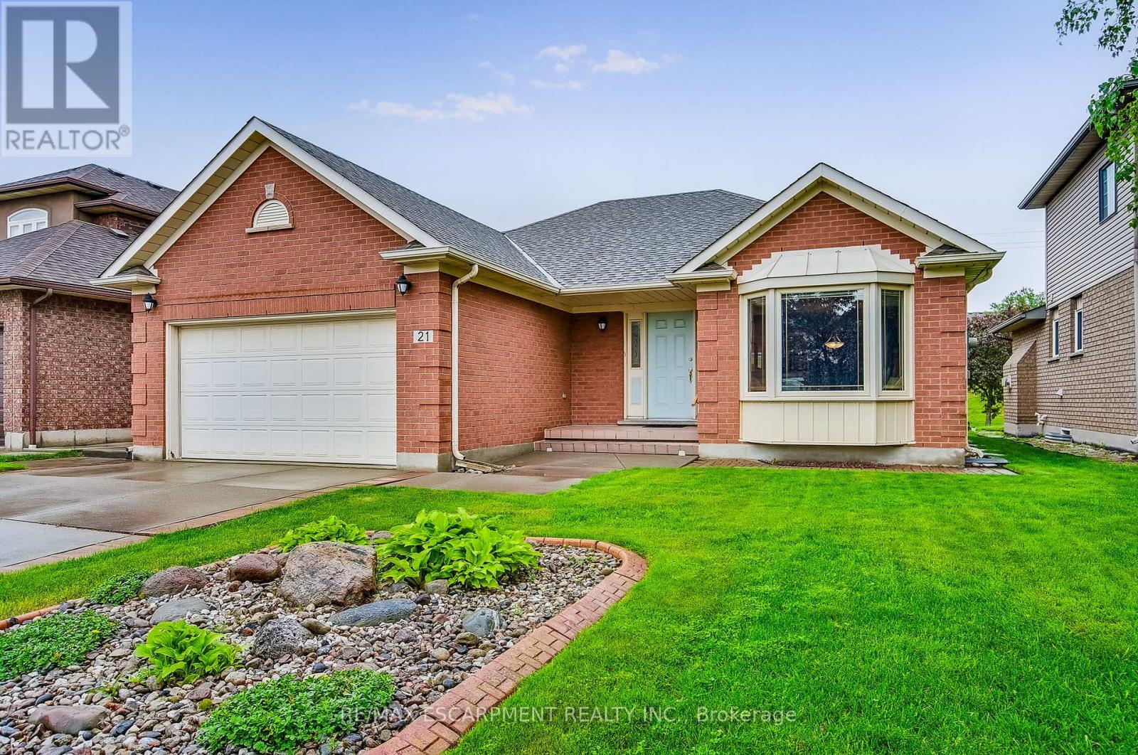 21 Riviera Ridge, Hamilton, Ontario  L8E 5E6 - Photo 1 - X12466694