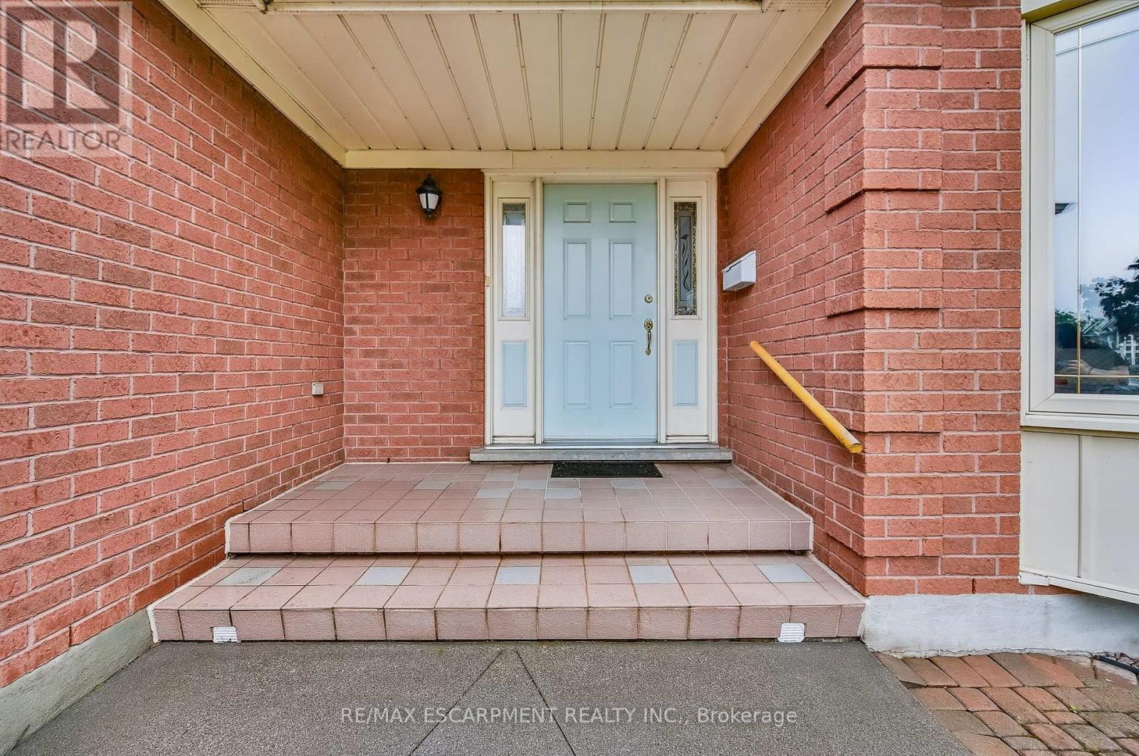21 Riviera Ridge, Hamilton, Ontario  L8E 5E6 - Photo 4 - X12466694