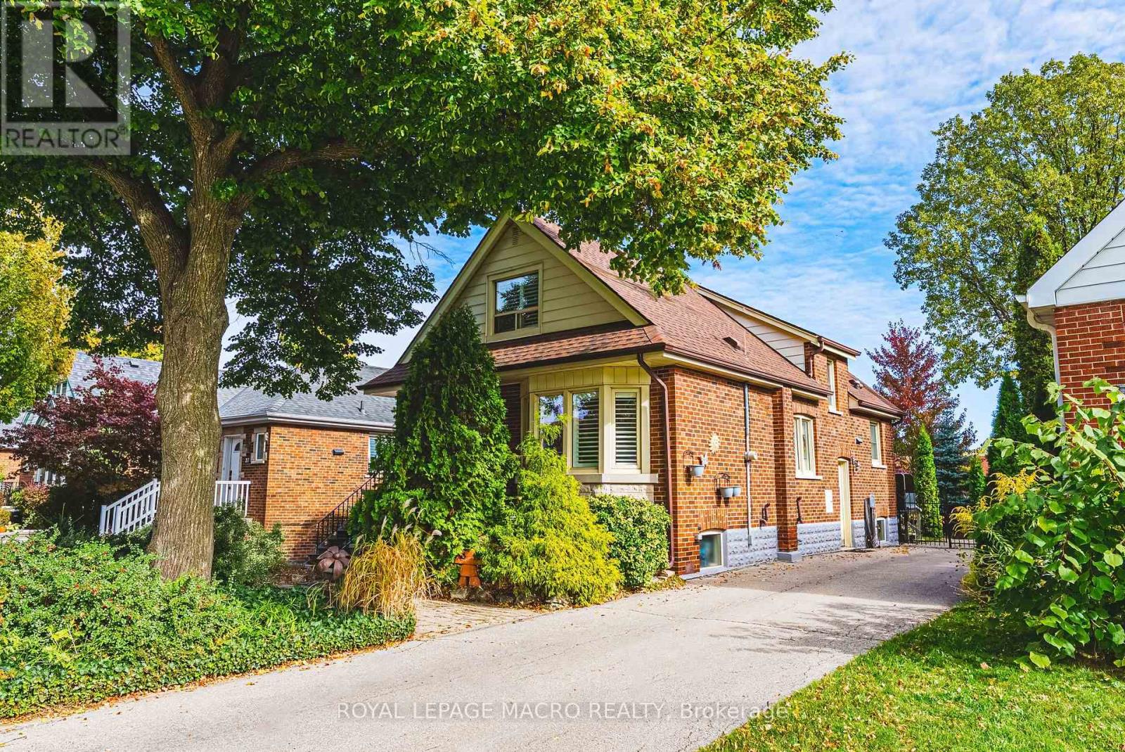 31 Buchanan Street, Hamilton, Ontario  L9A 2V7 - Photo 2 - X12466702