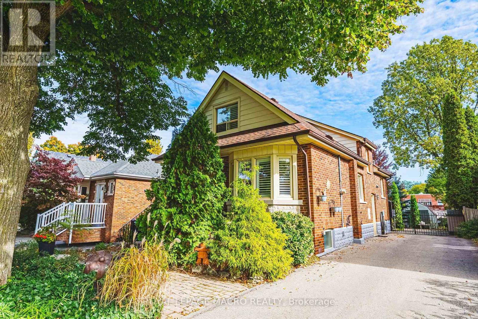 31 Buchanan Street, Hamilton, Ontario  L9A 2V7 - Photo 3 - X12466702