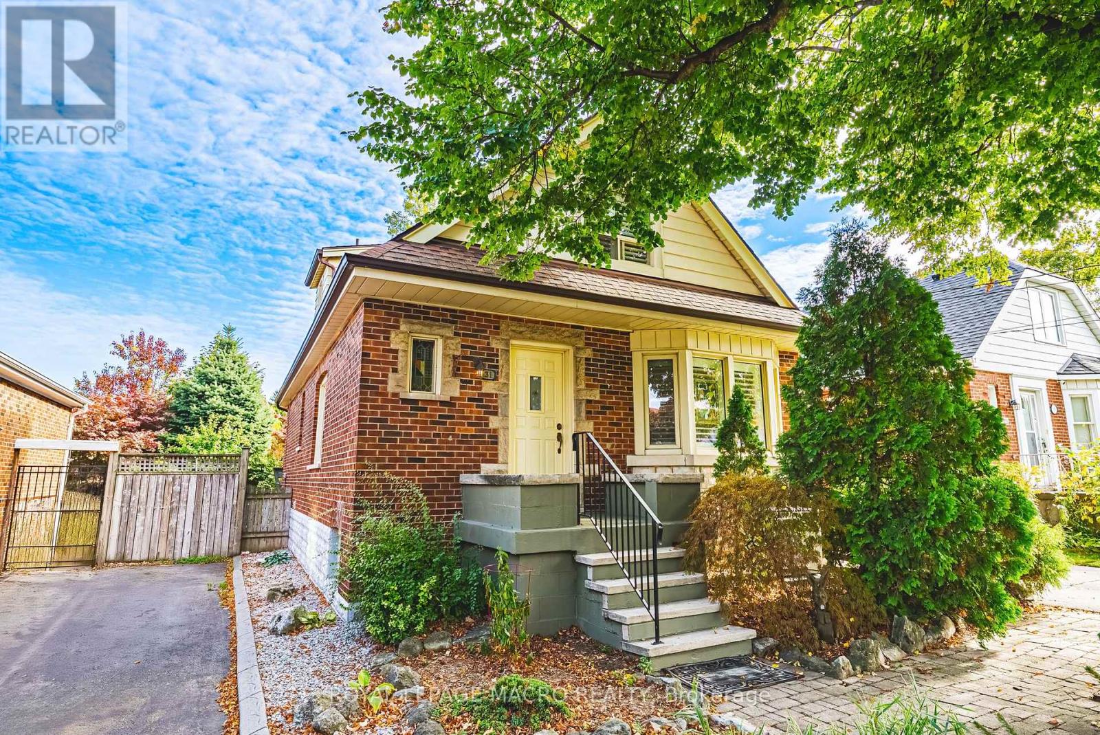 31 Buchanan Street, Hamilton, Ontario  L9A 2V7 - Photo 4 - X12466702