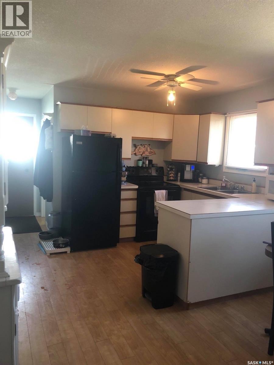 310 Dominion Road, Assiniboia, Saskatchewan  S0H 0B0 - Photo 2 - SK020974