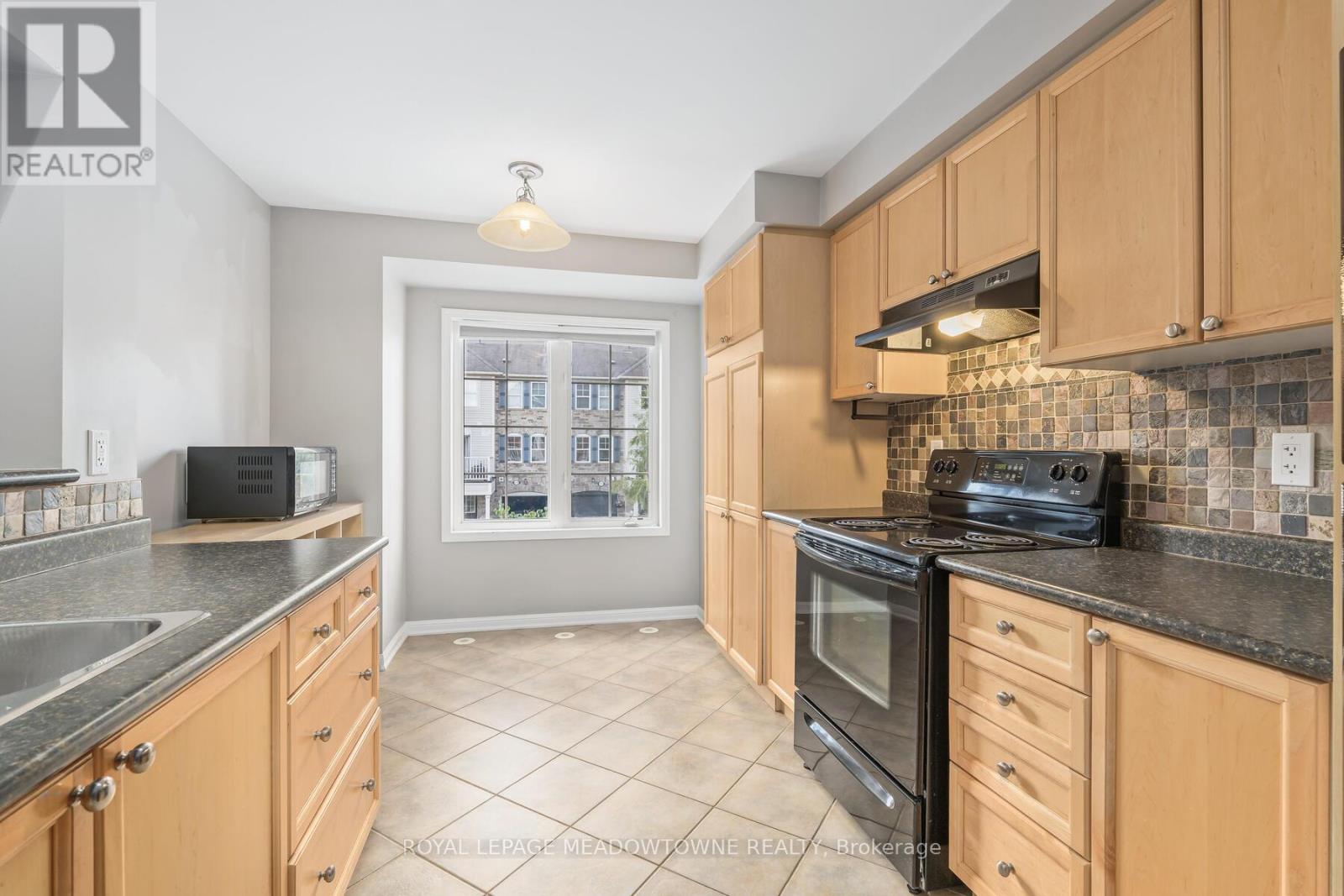 629 Frank Place, Milton, Ontario  L9T 0R1 - Photo 3 - W12454381