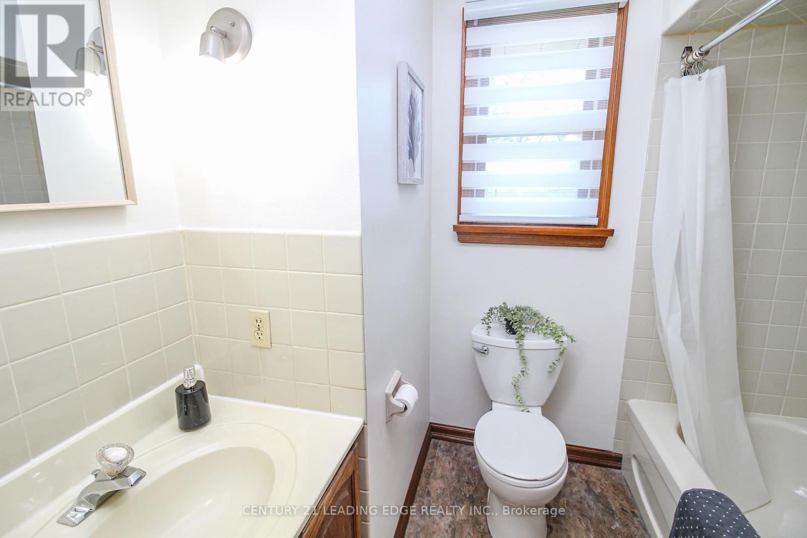 121 Northview Avenue, Whitby, Ontario  L1N 2G8 - Photo 10 - E12438844