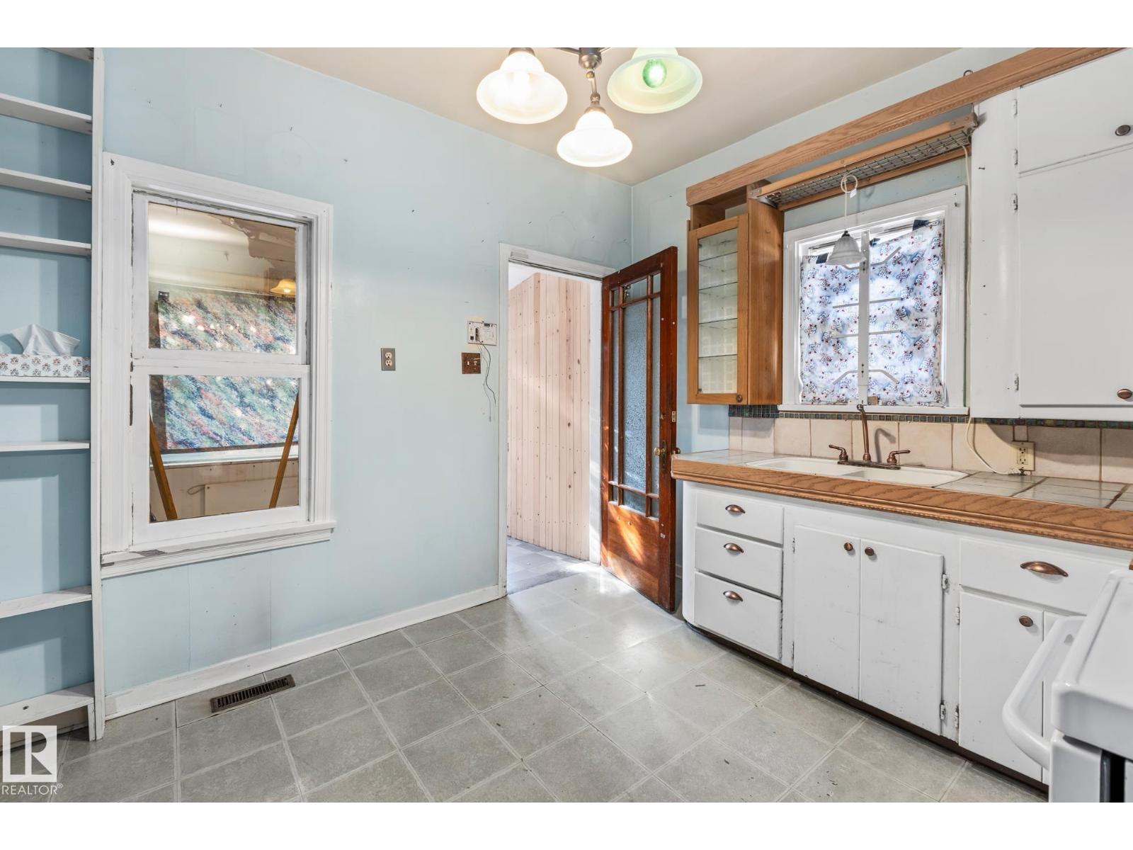 9325 110 Av Nw, Edmonton, Alberta  T5H 1H2 - Photo 8 - E4462353