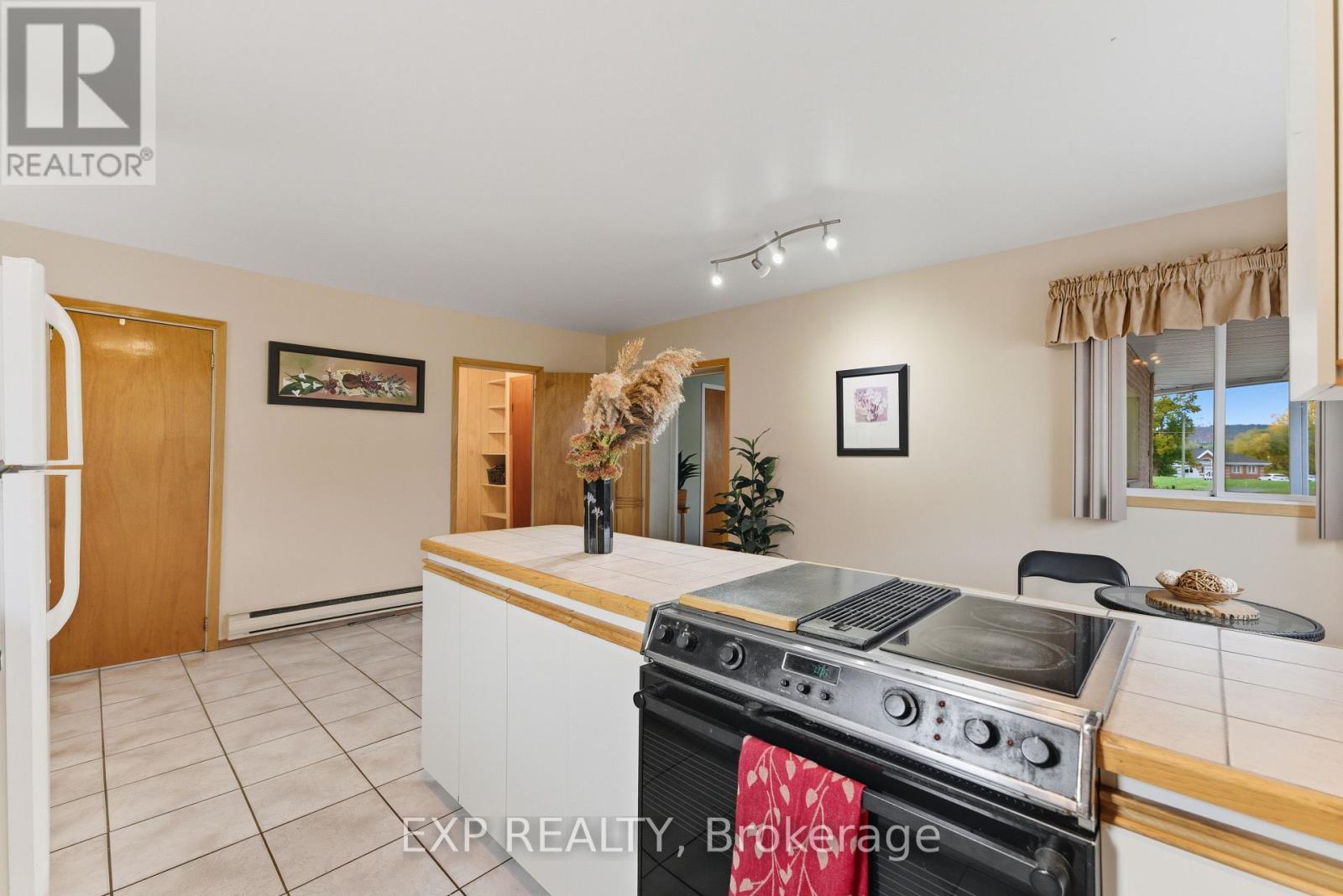 2110 Lajoie Street, Alfred And Plantagenet, Ontario  K0B 1J0 - Photo 11 - X12466828