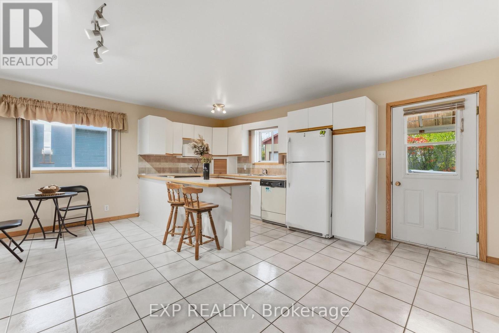 2110 Lajoie Street, Alfred And Plantagenet, Ontario  K0B 1J0 - Photo 6 - X12466828