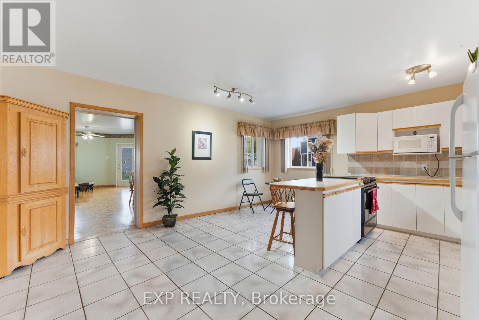 2110 Lajoie Street, Alfred And Plantagenet, Ontario  K0B 1J0 - Photo 7 - X12466828