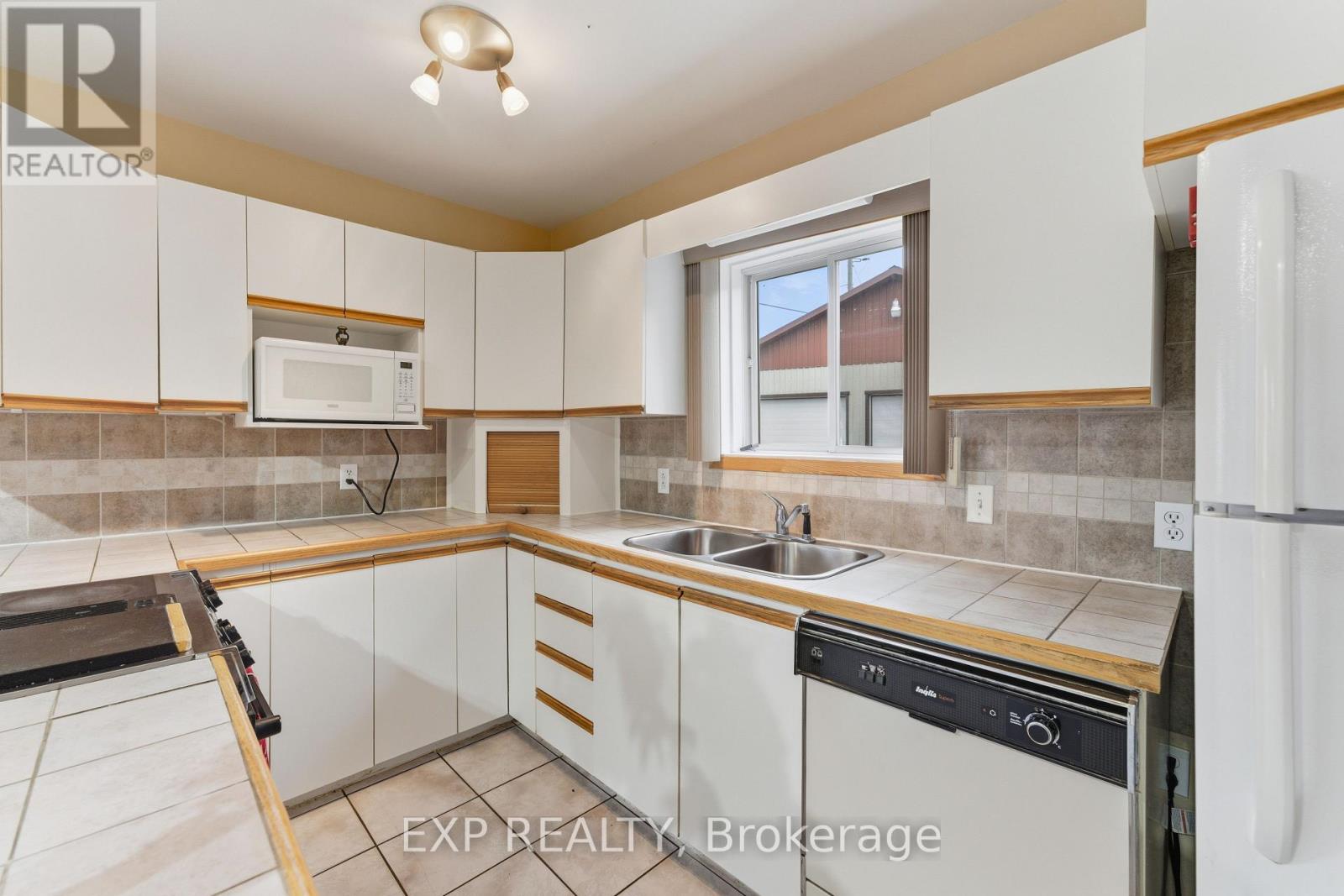 2110 Lajoie Street, Alfred And Plantagenet, Ontario  K0B 1J0 - Photo 9 - X12466828