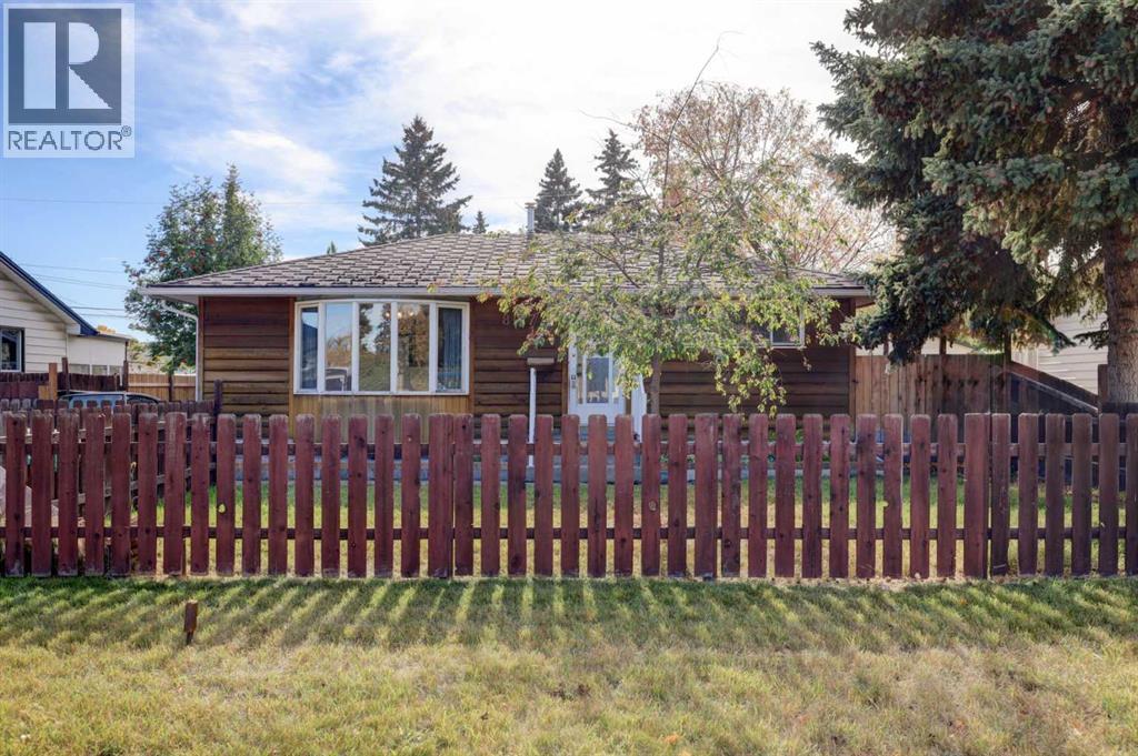 8127 43 Avenue Nw, Calgary, Alberta  T3B 1X8 - Photo 1 - A2259528