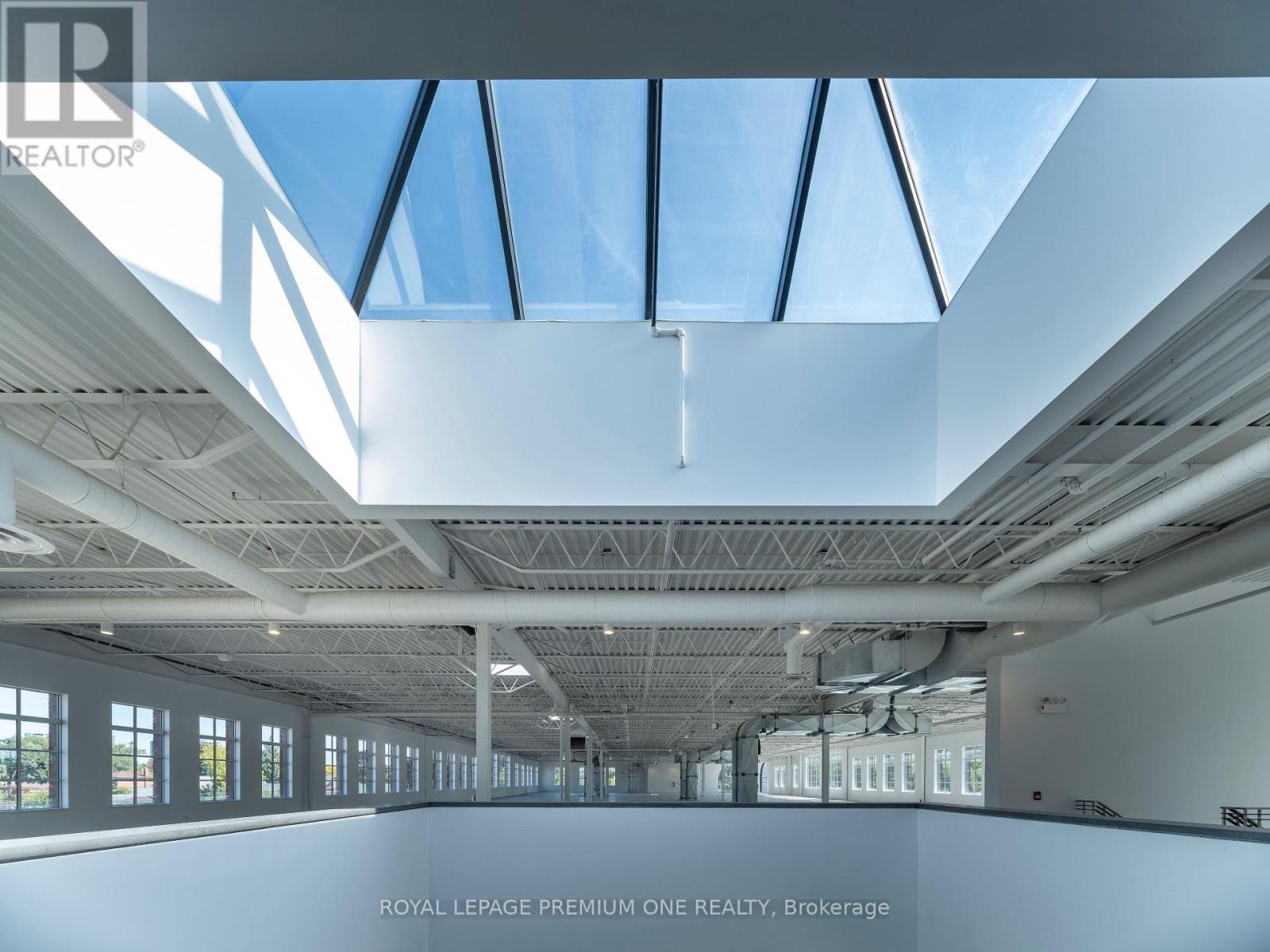 2650 St Clair Avenue W, Toronto (Rockcliffe-Smythe), Ontario  M6N 1M2 - Photo 13 - W12466738