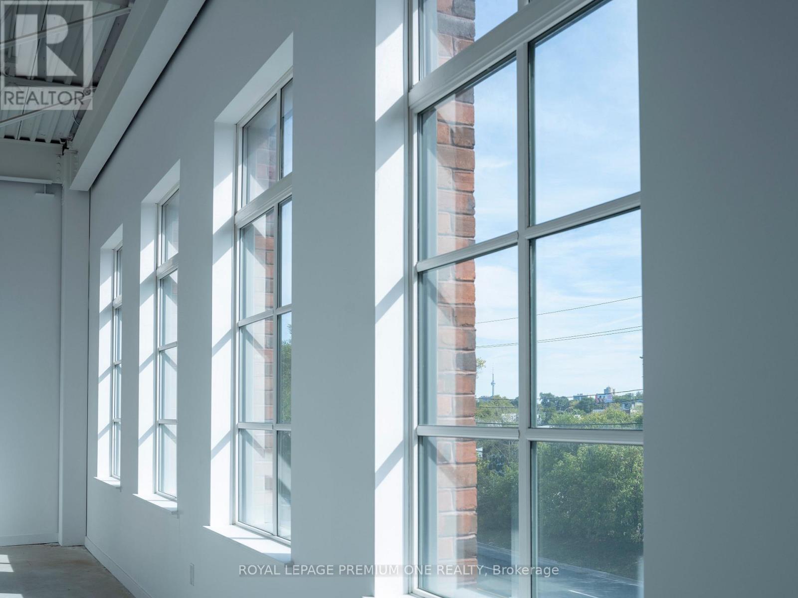 2650 St Clair Avenue W, Toronto (Rockcliffe-Smythe), Ontario  M6N 1M2 - Photo 14 - W12466738