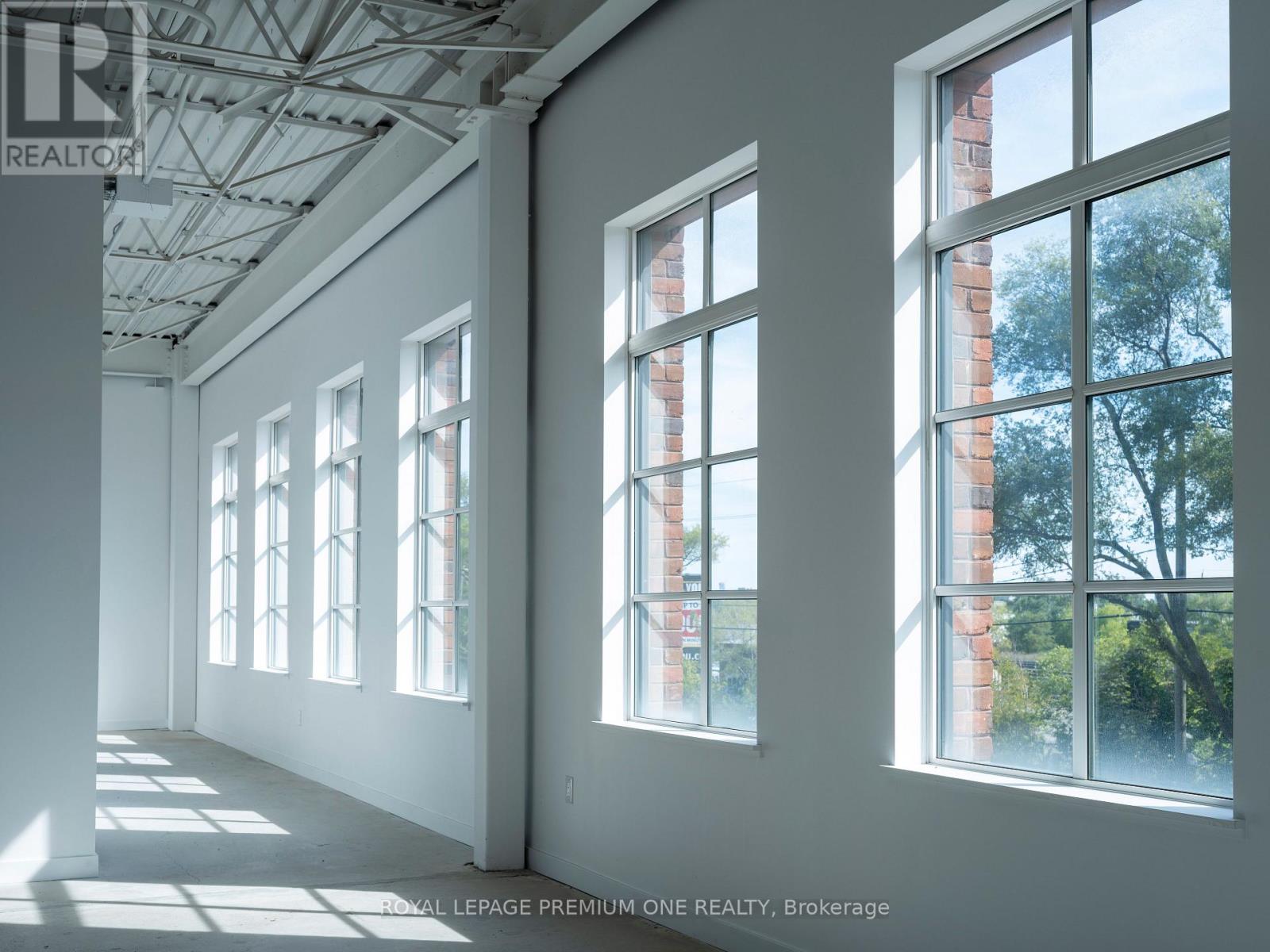 2650 St Clair Avenue W, Toronto (Rockcliffe-Smythe), Ontario  M6N 1M2 - Photo 15 - W12466738