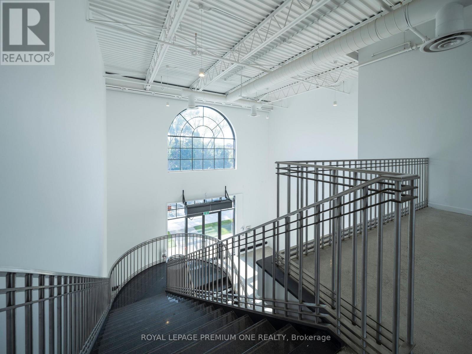 2650 St Clair Avenue W, Toronto (Rockcliffe-Smythe), Ontario  M6N 1M2 - Photo 16 - W12466738