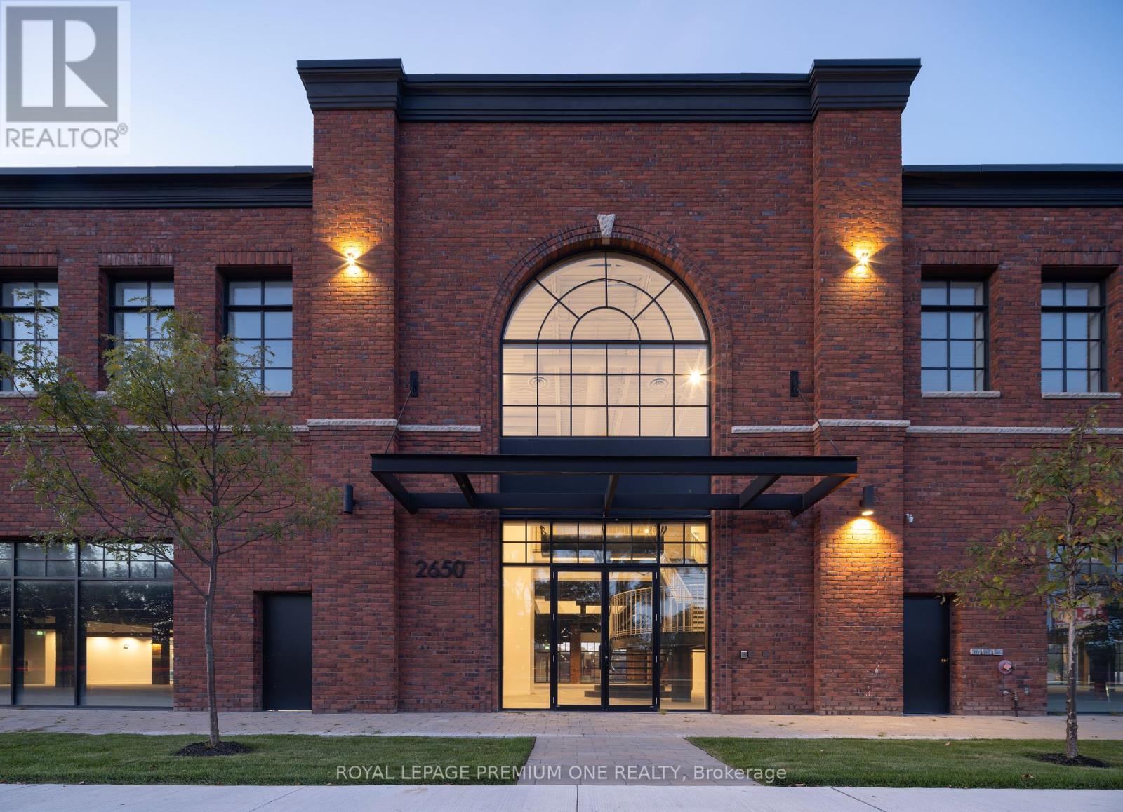 2650 St Clair Avenue W, Toronto (Rockcliffe-Smythe), Ontario  M6N 1M2 - Photo 2 - W12466738