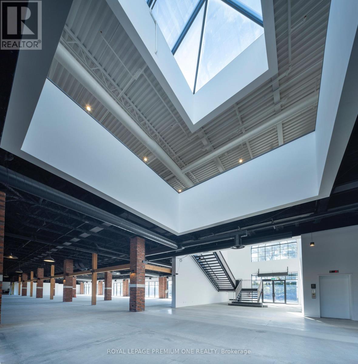 2650 St Clair Avenue W, Toronto (Rockcliffe-Smythe), Ontario  M6N 1M2 - Photo 22 - W12466738