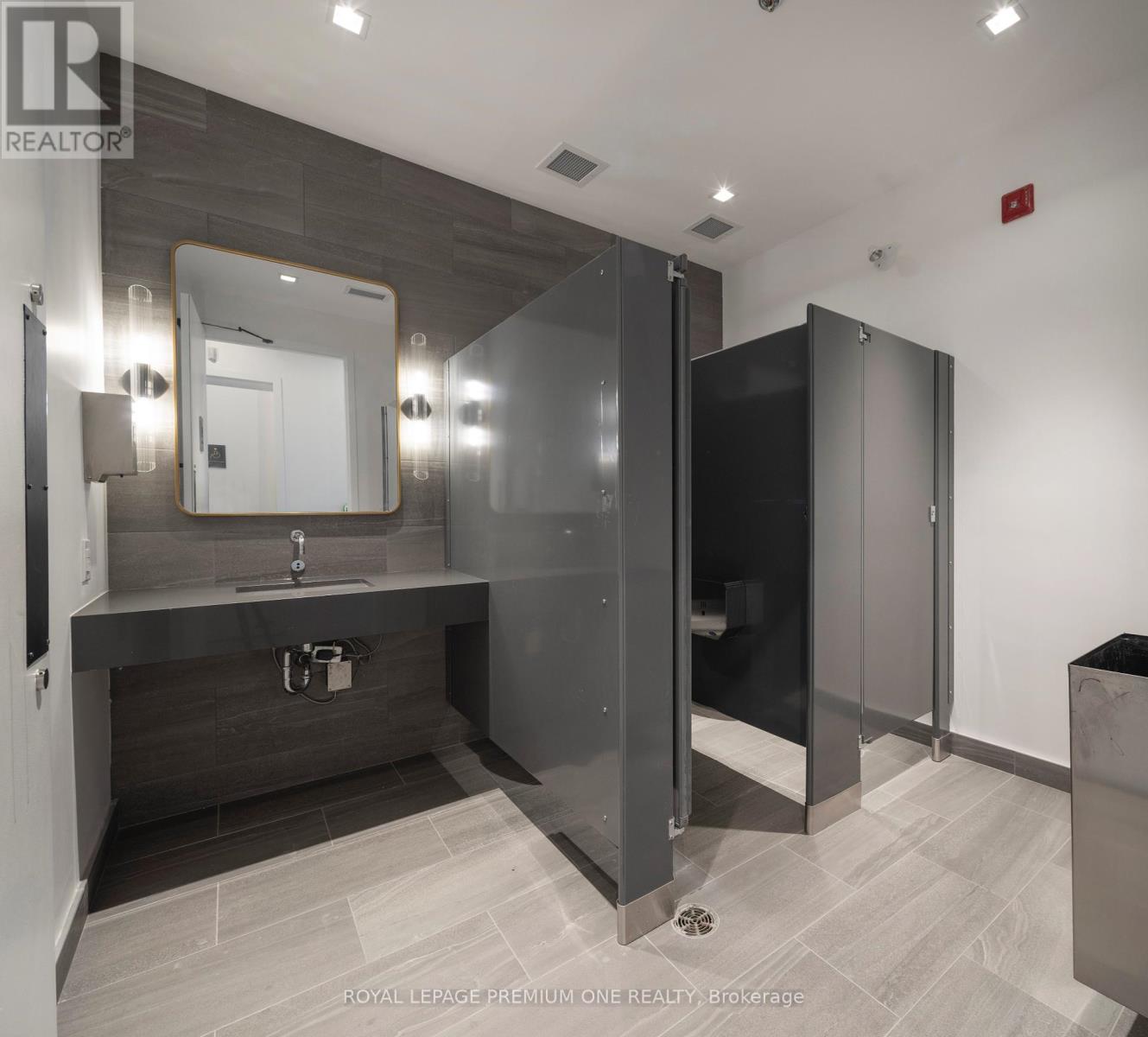 2650 St Clair Avenue W, Toronto (Rockcliffe-Smythe), Ontario  M6N 1M2 - Photo 30 - W12466738