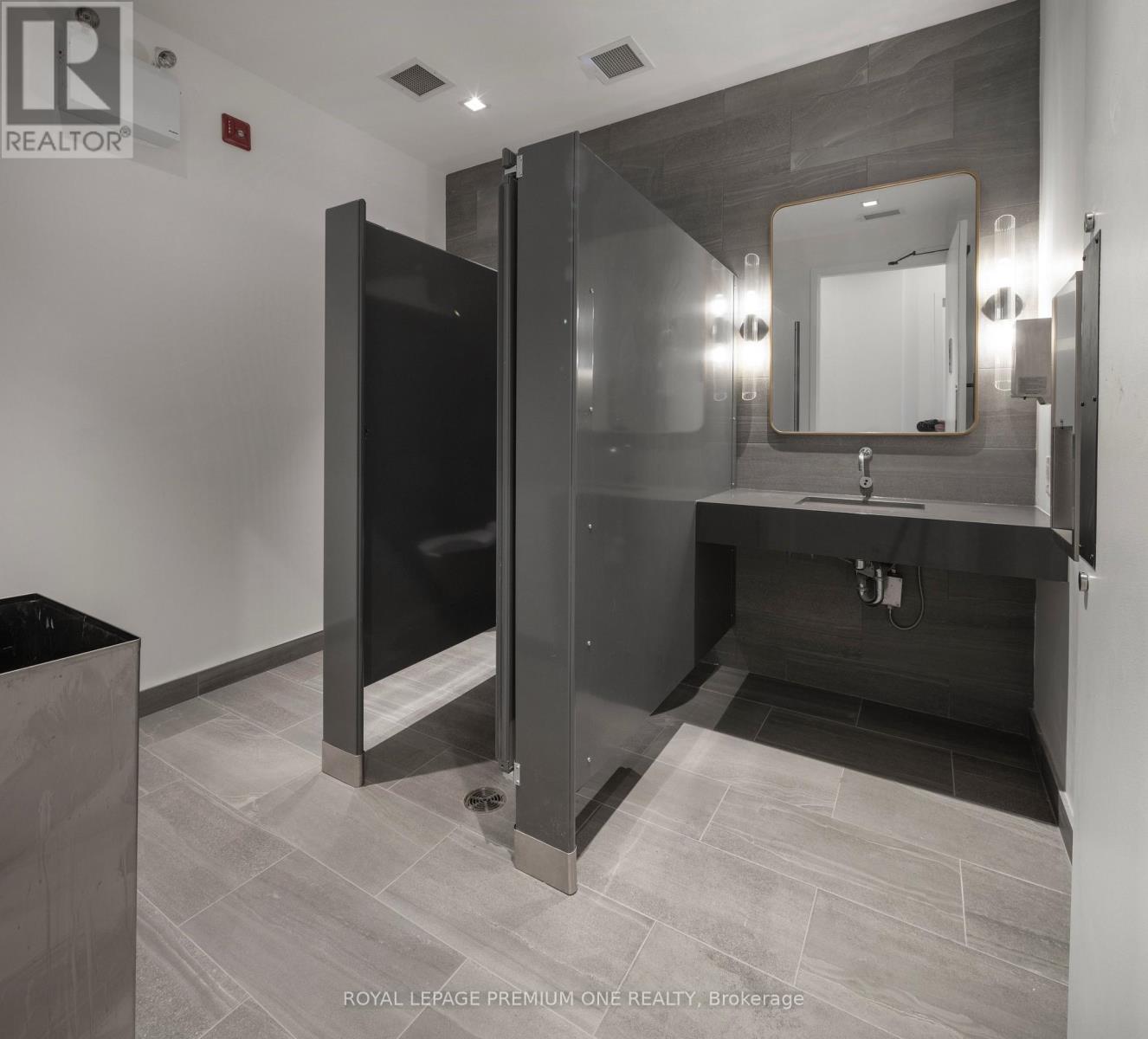 2650 St Clair Avenue W, Toronto (Rockcliffe-Smythe), Ontario  M6N 1M2 - Photo 31 - W12466738