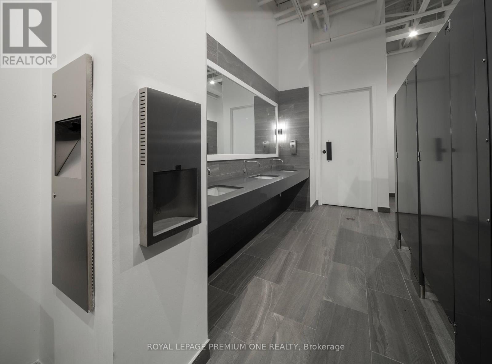 2650 St Clair Avenue W, Toronto (Rockcliffe-Smythe), Ontario  M6N 1M2 - Photo 32 - W12466738