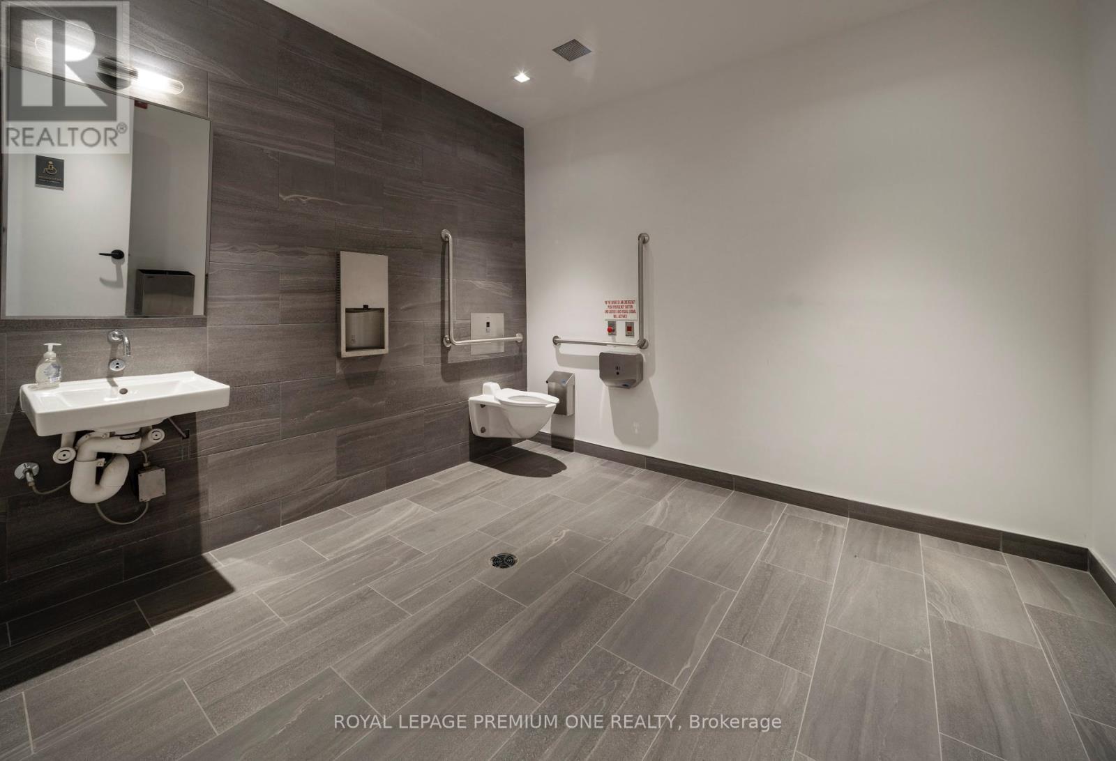 2650 St Clair Avenue W, Toronto (Rockcliffe-Smythe), Ontario  M6N 1M2 - Photo 34 - W12466738