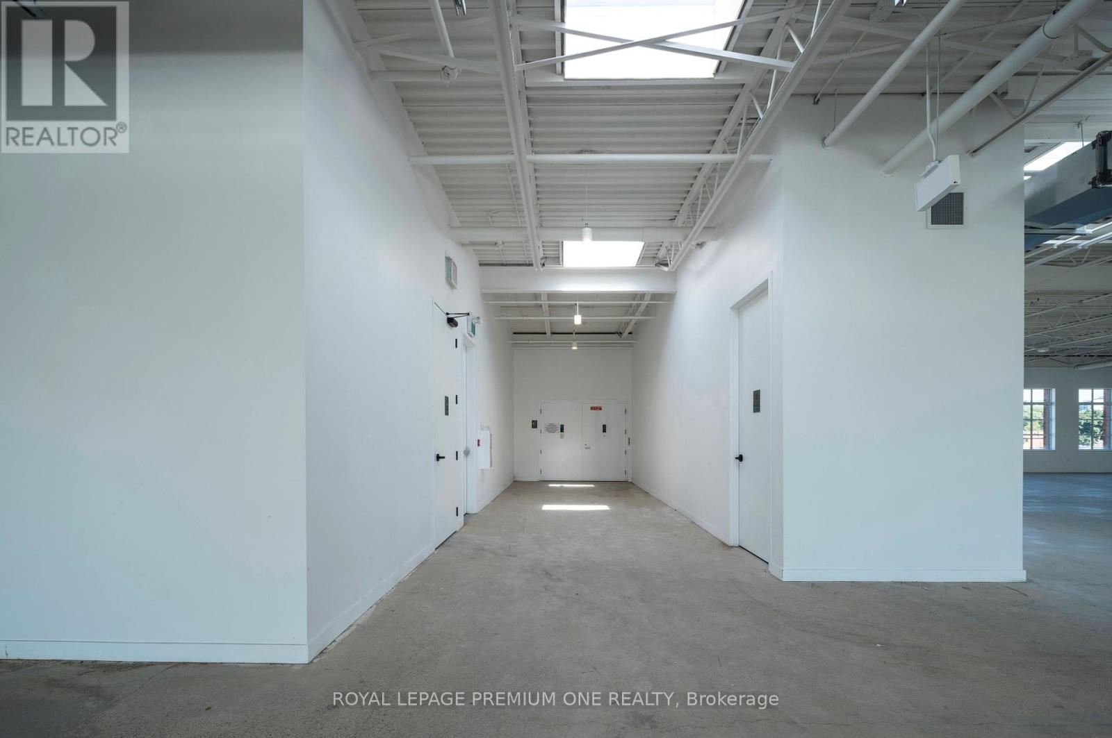 2650 St Clair Avenue W, Toronto (Rockcliffe-Smythe), Ontario  M6N 1M2 - Photo 5 - W12466738