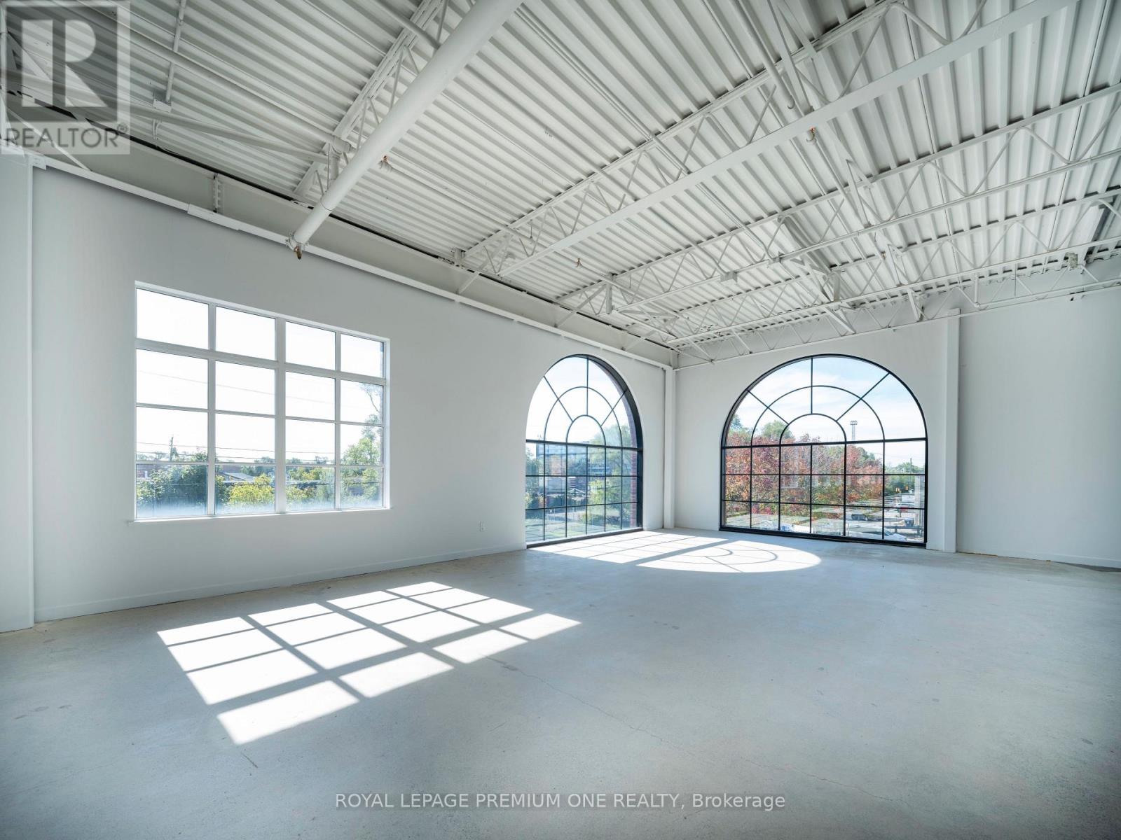 2650 St Clair Avenue W, Toronto (Rockcliffe-Smythe), Ontario  M6N 1M2 - Photo 7 - W12466738