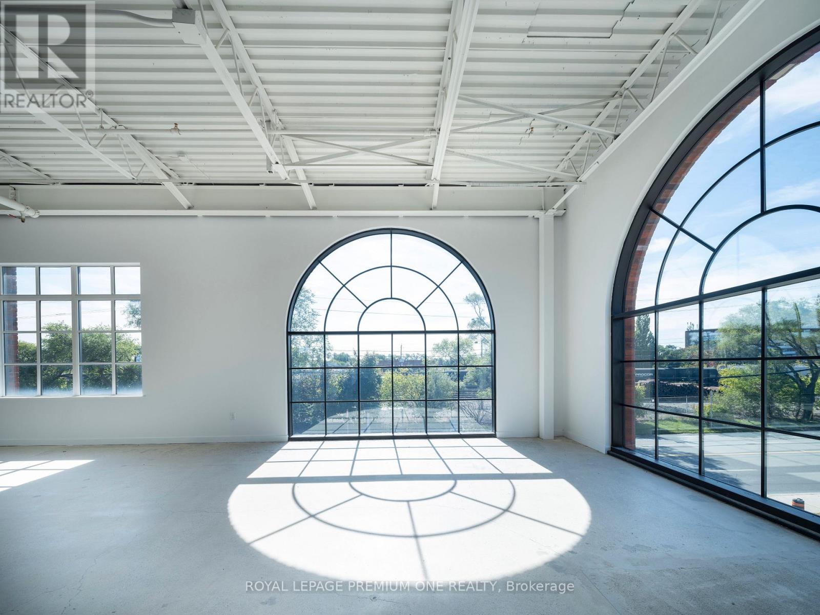 2650 St Clair Avenue W, Toronto (Rockcliffe-Smythe), Ontario  M6N 1M2 - Photo 8 - W12466738