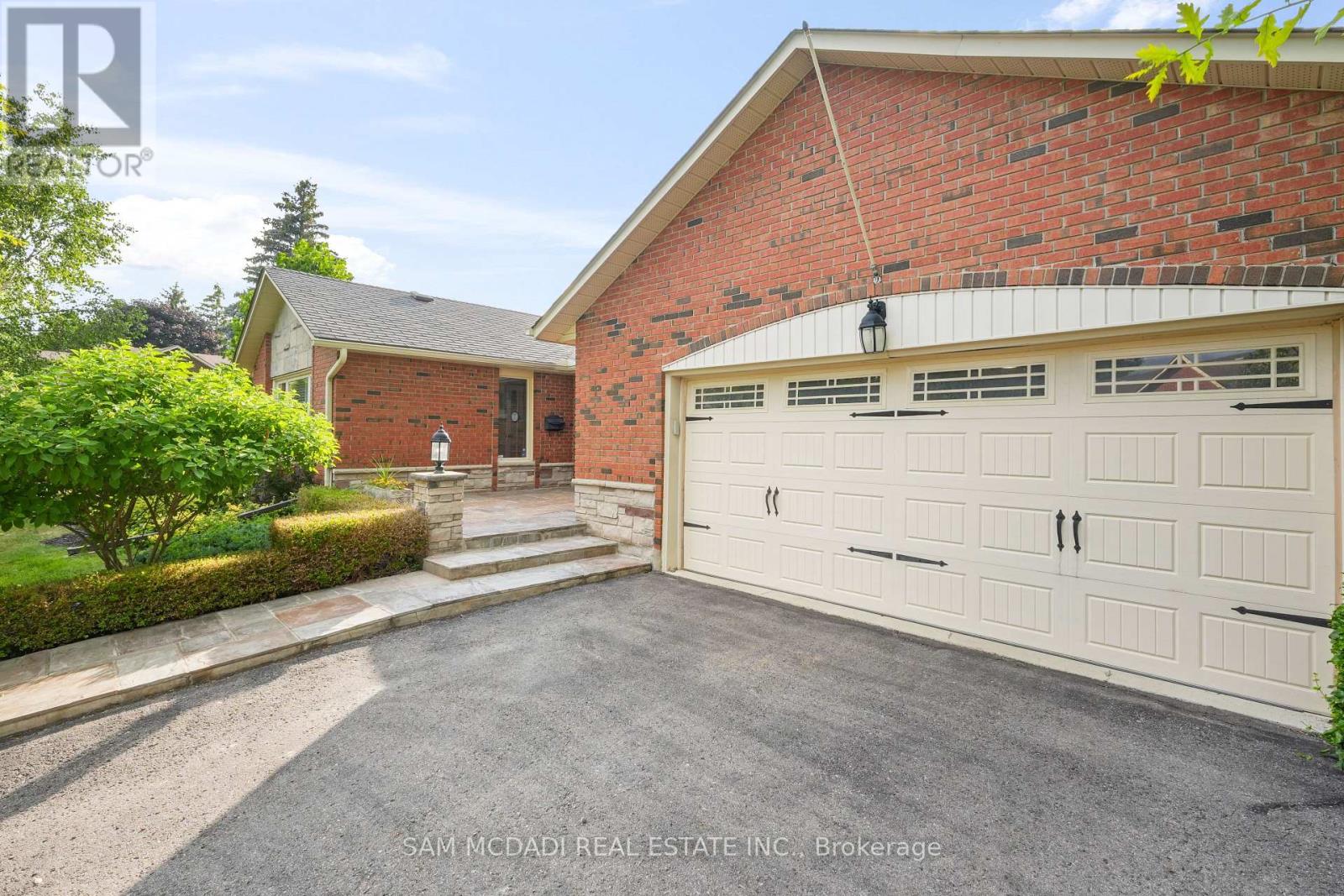 7 Oldham Crescent, Brampton, Ontario  L6Z 1W2 - Photo 2 - W12466753