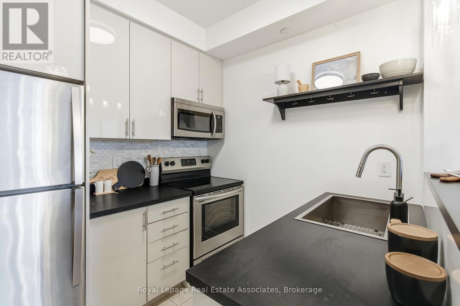 208 - 80 Aspen Springs Drive, Clarington, Ontario  L1C 0V4 - Photo 9 - E12466853