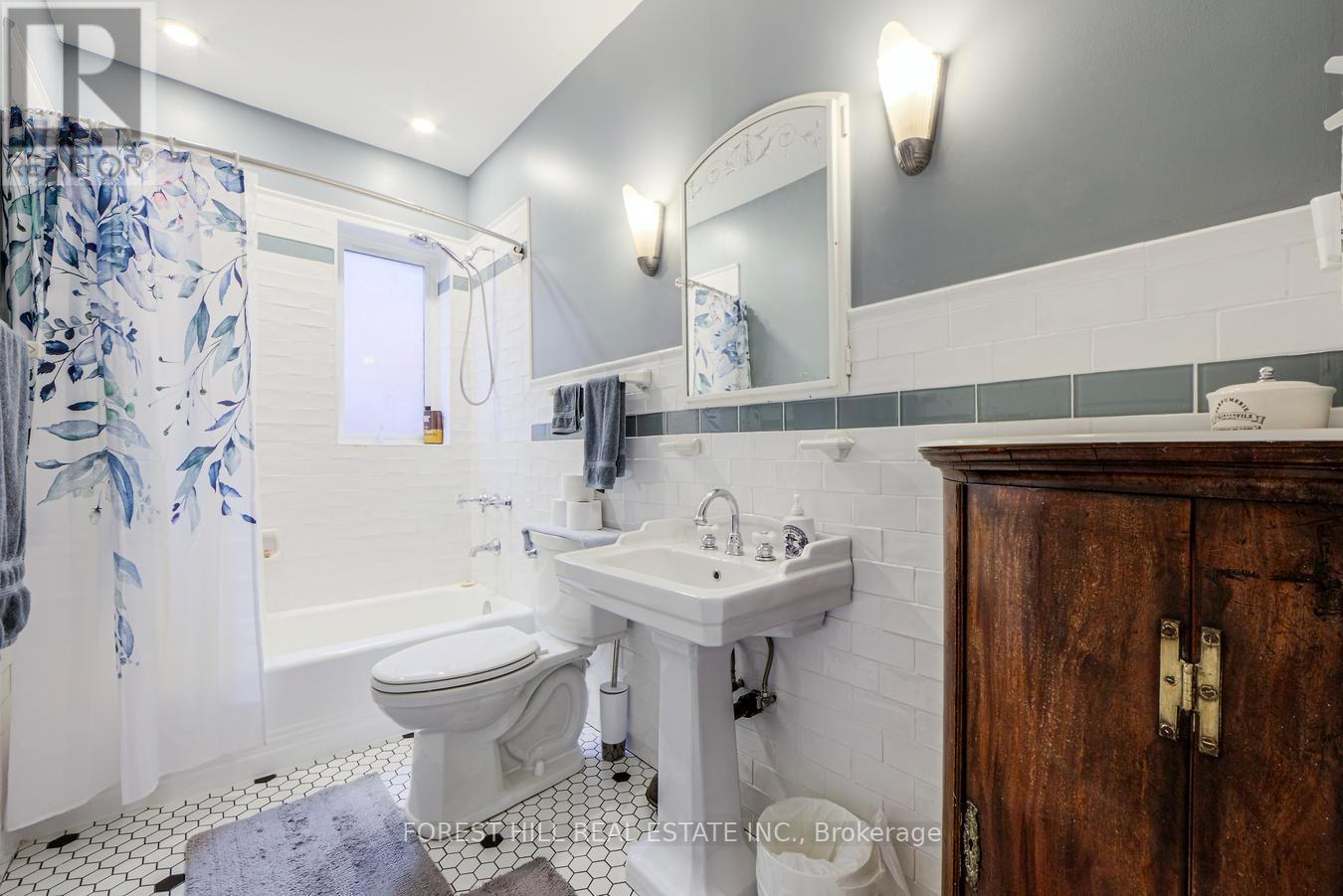 132 Hope Street, Toronto, Ontario  M6E 1K1 - Photo 32 - W12466778