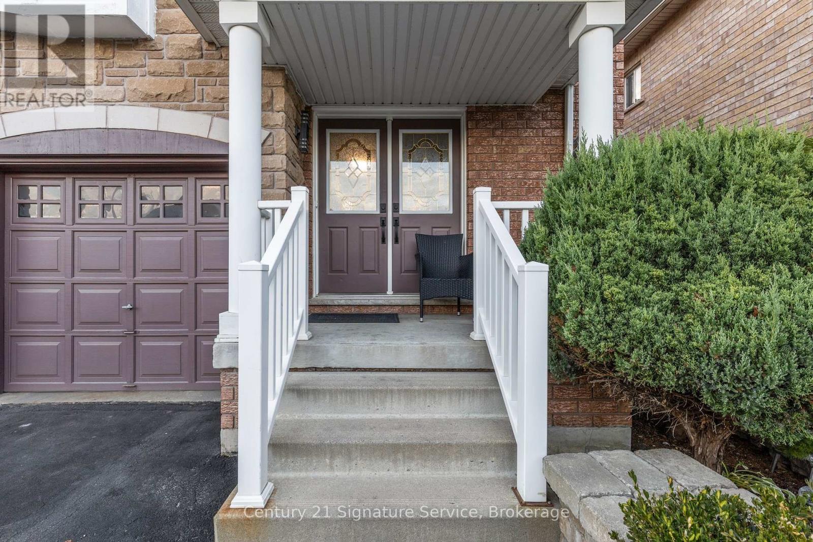 62 Penbridge Circle, Brampton (Fletcher's Meadow), Ontario  L7A 2P9 - Photo 3 - W12466834