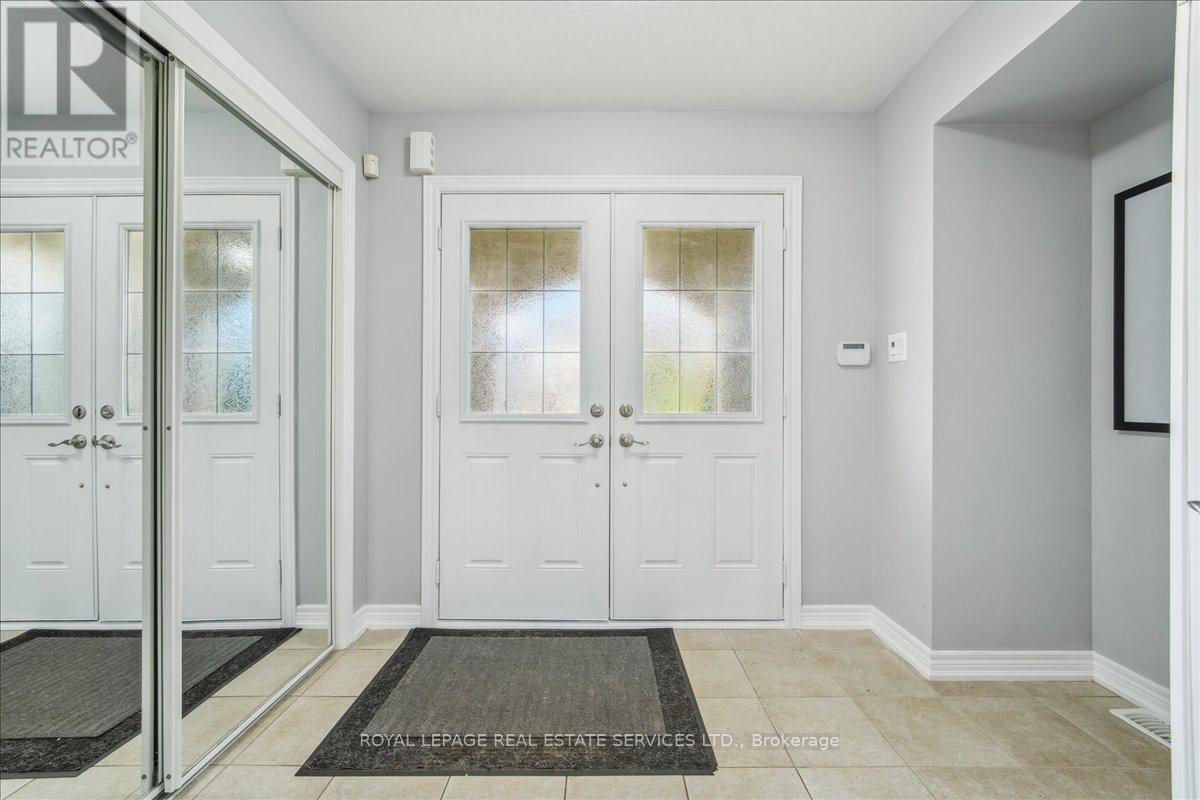 16 Beachville Circle, Brampton, Ontario  L6X 0V4 - Photo 4 - W12466841