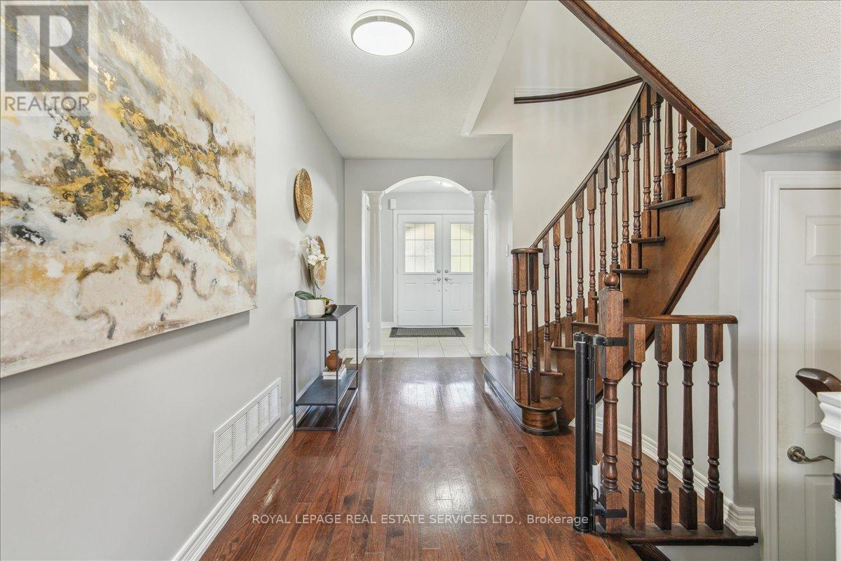 16 Beachville Circle, Brampton, Ontario  L6X 0V4 - Photo 7 - W12466841