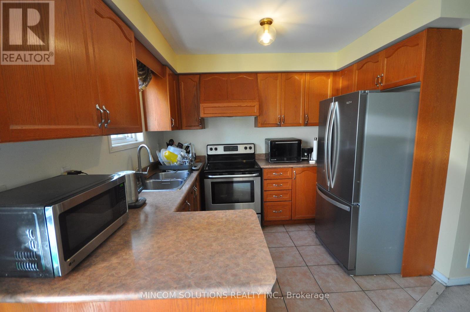 7665 Doverwood Drive, Mississauga, Ontario  L5N 8J2 - Photo 5 - W12466858