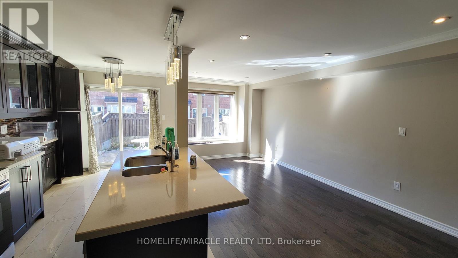 Upper Home - 5794 Gant Crescent, Mississauga, Ontario  L5V 2T5 - Photo 11 - W12465627
