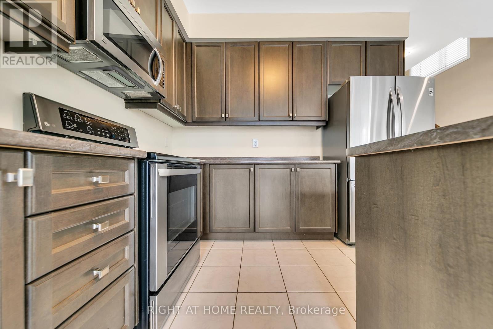 32 Mccargow Drive, Haldimand, Ontario  N3W 0C3 - Photo 12 - X12466801
