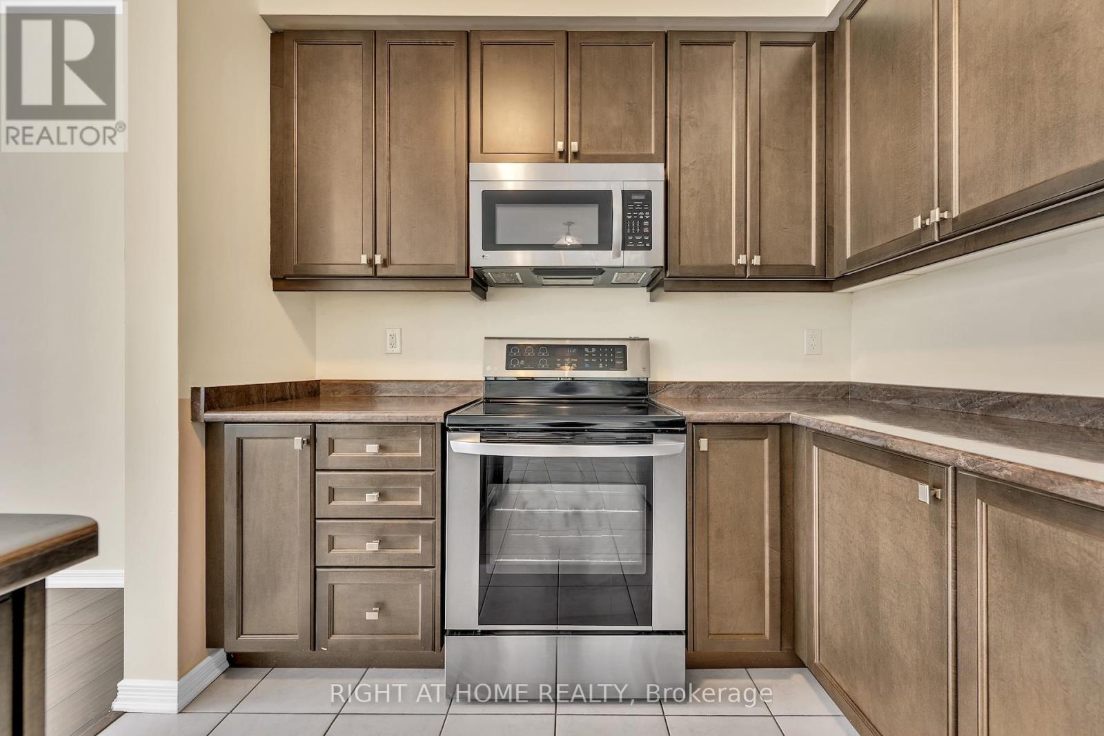 32 Mccargow Drive, Haldimand, Ontario  N3W 0C3 - Photo 13 - X12466801