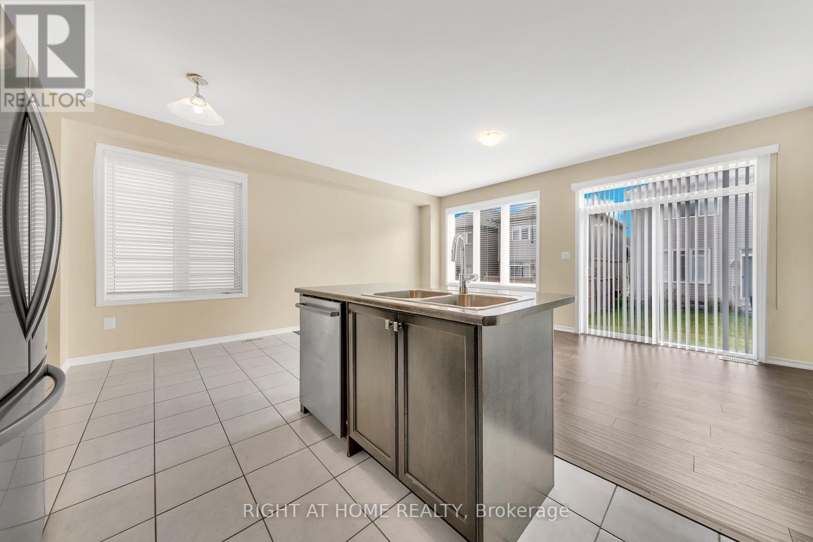 32 Mccargow Drive, Haldimand, Ontario  N3W 0C3 - Photo 14 - X12466801