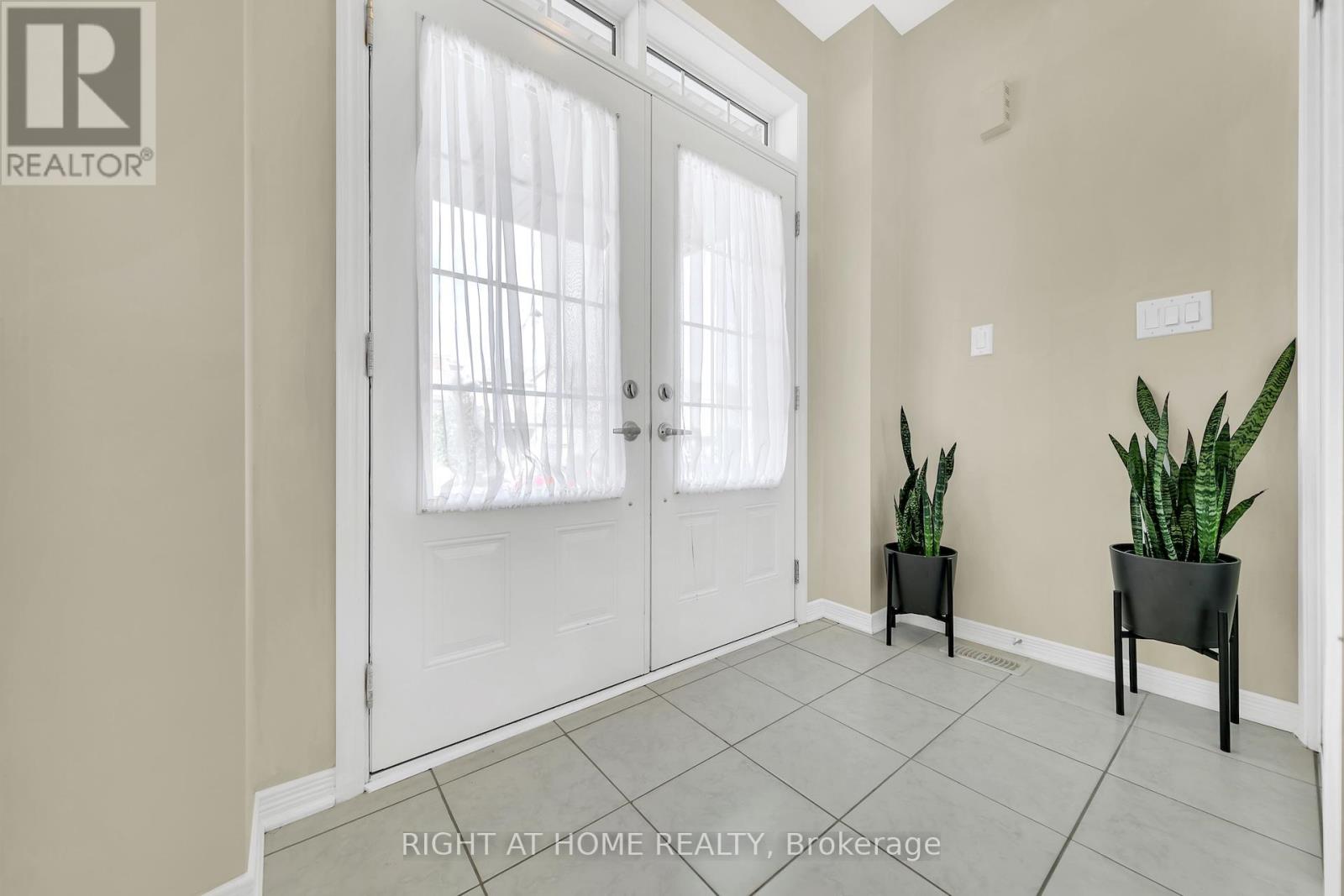 32 Mccargow Drive, Haldimand, Ontario  N3W 0C3 - Photo 6 - X12466801
