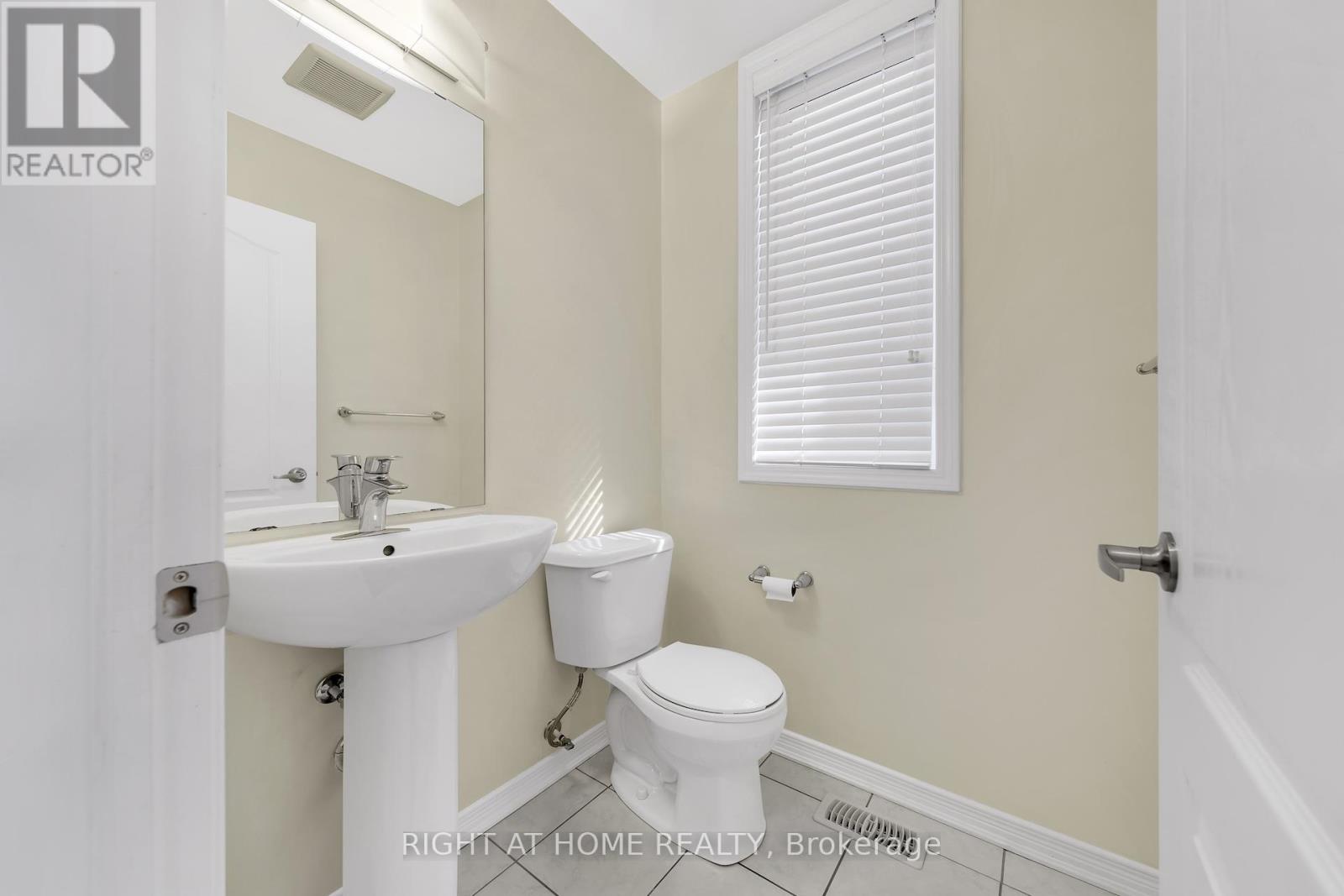 32 Mccargow Drive, Haldimand, Ontario  N3W 0C3 - Photo 7 - X12466801
