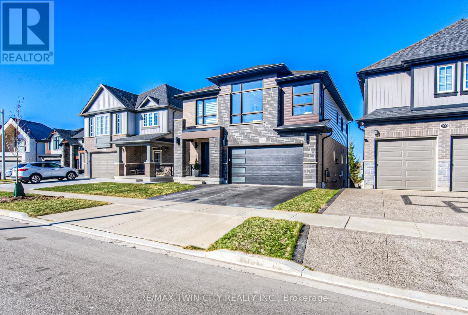 904 Thomas Pedder Court, Kitchener, Ontario  N2P 0C3 - Photo 3 - X12466838