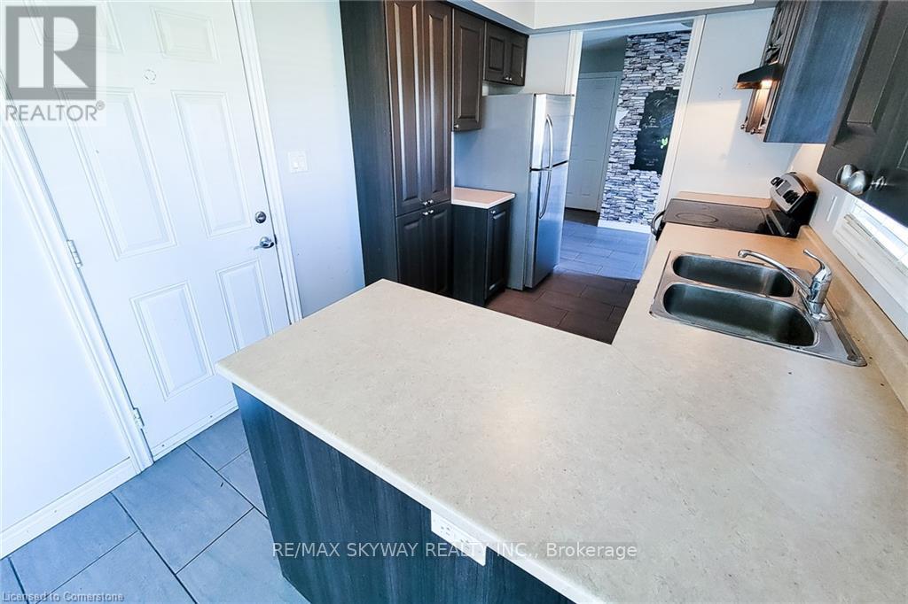 49 - 20 Mcconkey Crescent, Brantford, Ontario  N3S 0B9 - Photo 5 - X12466859