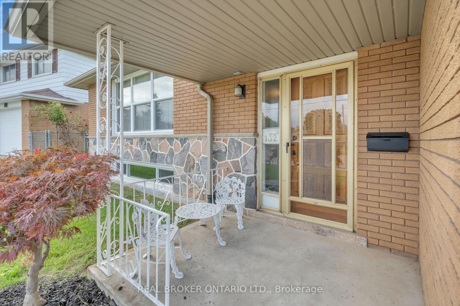 132 Greeningdon Drive, Hamilton, Ontario  L9A 4W7 - Photo 3 - X12466876