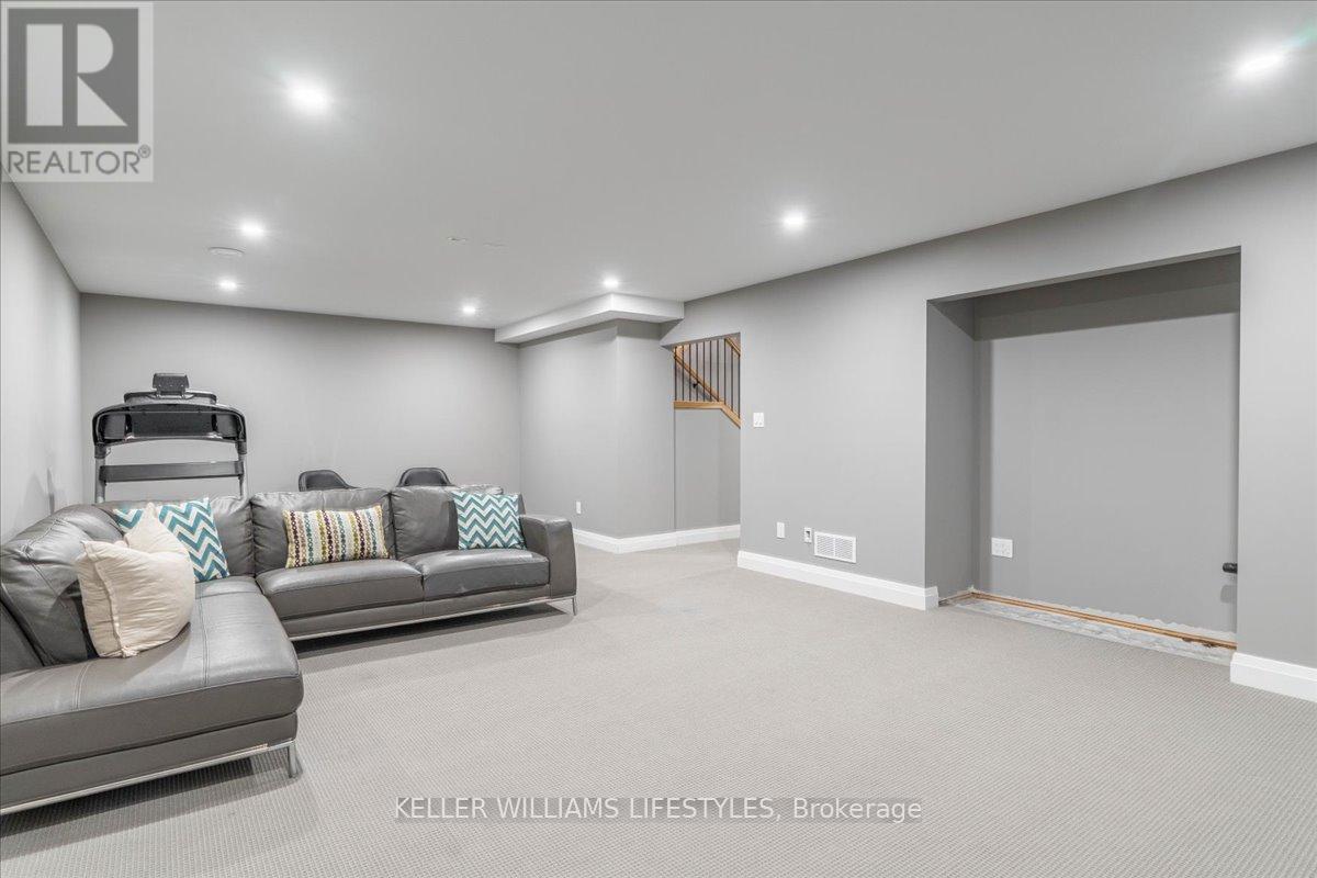 92 Queen Street, North Middlesex, Ontario  N0M 1A0 - Photo 33 - X12465658