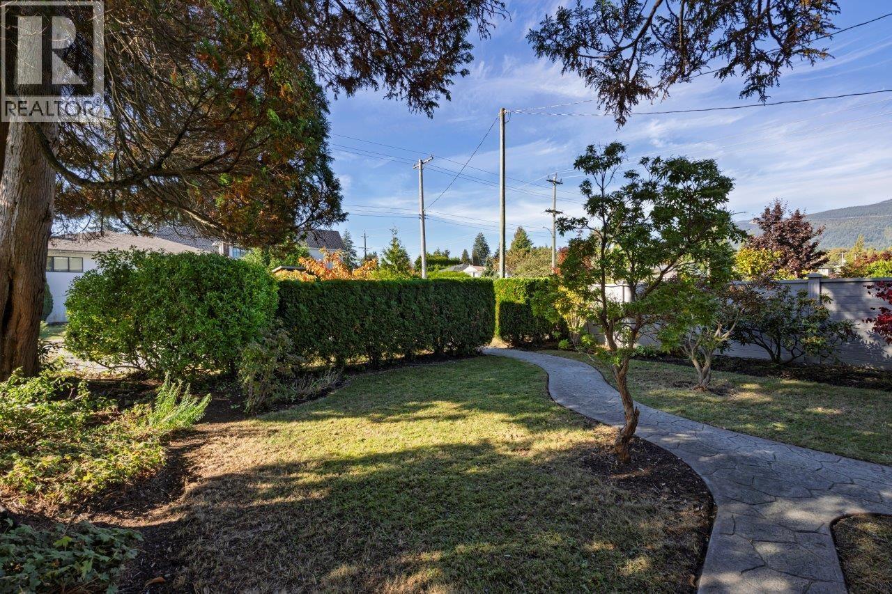 1544 Sutherland Avenue, North Vancouver, British Columbia  V7L 4B5 - Photo 3 - R3059119