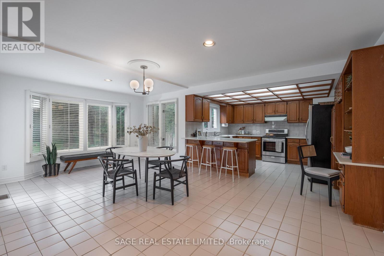 172 Burnhamthorpe Road, Toronto, Ontario  M9A 1H6 - Photo 17 - W12466360